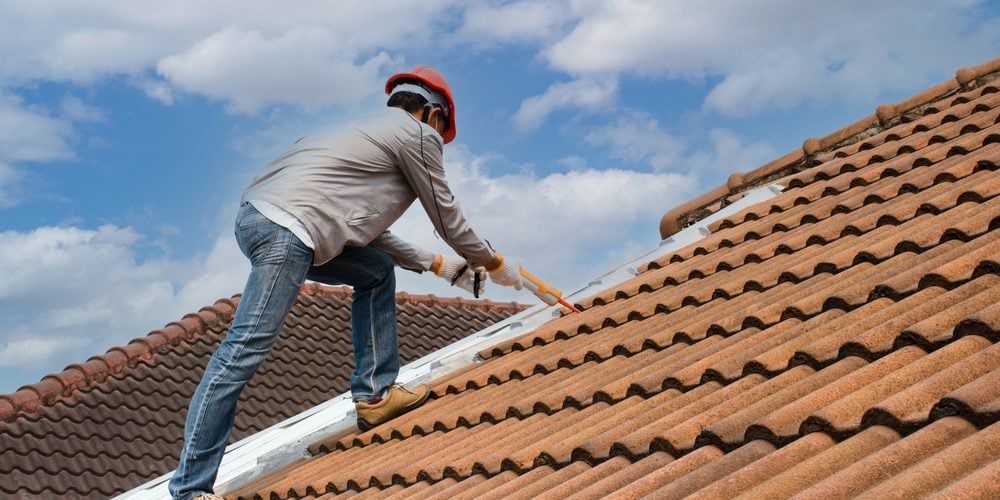 Technician,Man,Hand,Using,Glue,Gun,Or,Caulking,Gun,With